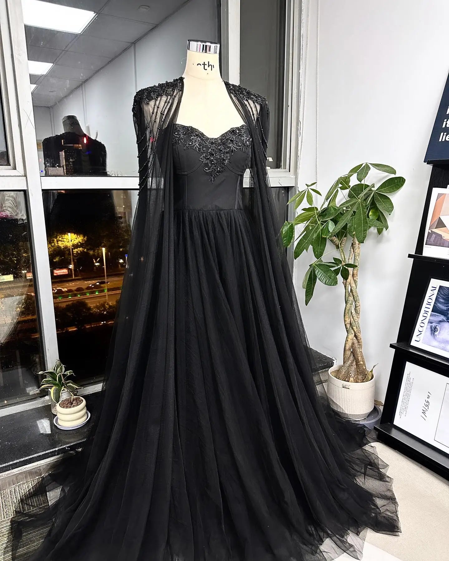 UU-Black Beaded Glitter A-line Wedding Dress Elegant Detachable Shawl Custom Dresses Sexy Heart Shaped Neck
